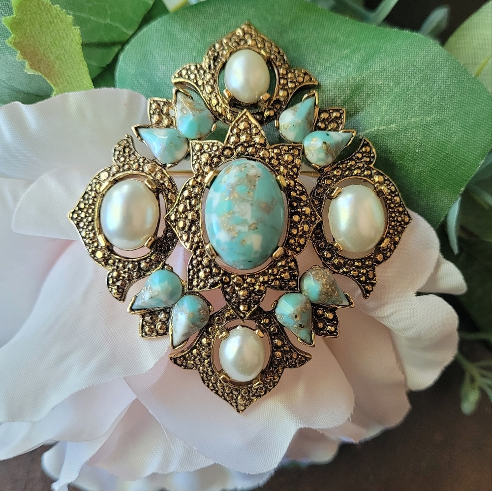 Vintage 1968 Sarah Coventry Remembrance Brooch